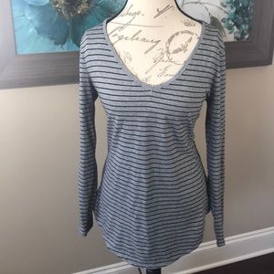 Medium Old Navy long sleeve tee gray and black